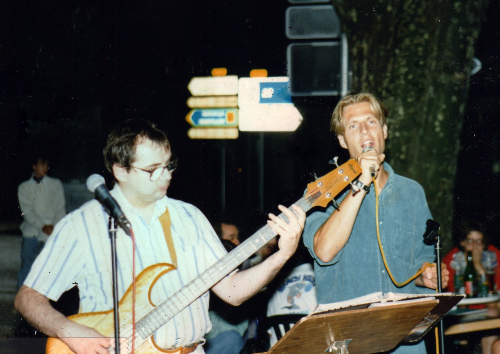 CAFE CONCERT AUX PLATANES